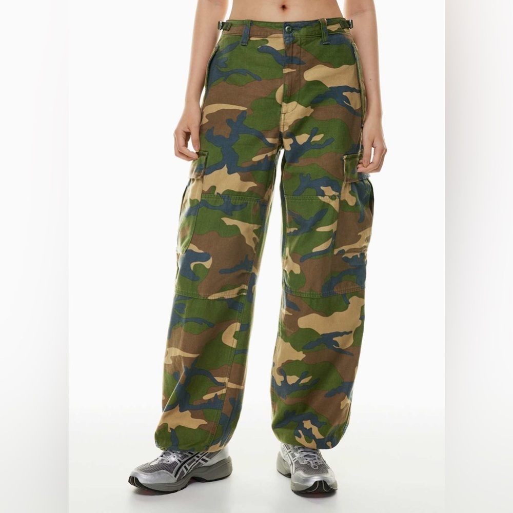 Aritzia TNA New Supply Cargo Pants Camo Mid Rise Straight Leg Size 0 - Picture 2 of 11